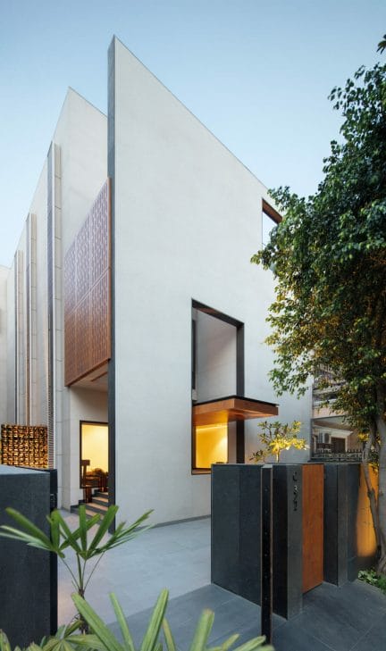 The urban retreat in the heart of Delhi by Studio IAAD is a oasis of art, luxury and architecture